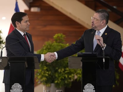 Marco Rubio y Rodrigo Chaves se saludan durante una conferencia de prensa en el Palacio Presidencial de San José.