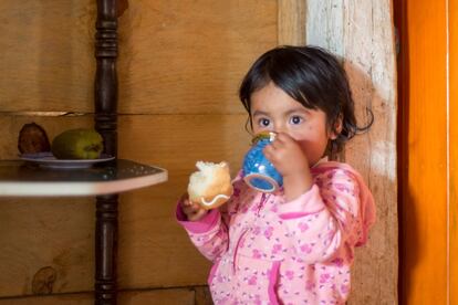 Como muchos niños en México, Sayra toma café para desayunar.