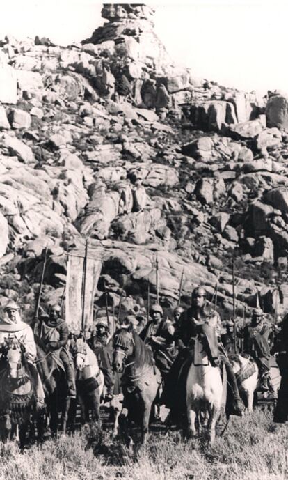 La película del director Anthony Mann rodó muchas secuencias entre las montañas madrileñas para aprovechar el paisaje rocoso. La accíón se desarrolló también en La Cabrera, Cabanillas de la Sierra o Manzanares El Real. En la imagen, El Cid y Al Moutamin avanzan en los parajes pedregosos de la Pedriza.