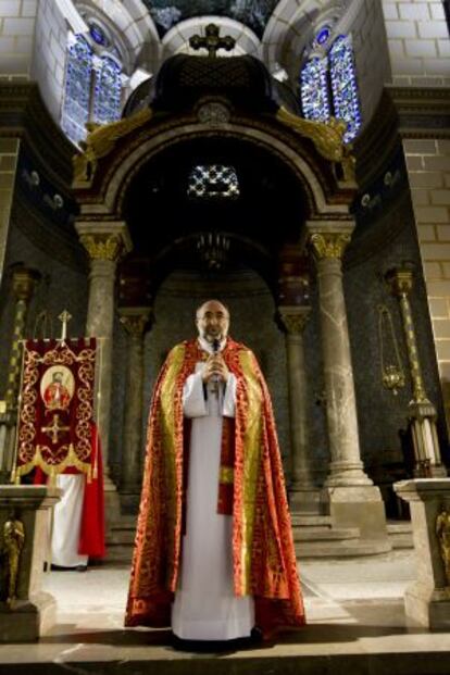 Un sacerdote oficiando misa