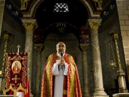 Un sacerdote oficiando misa