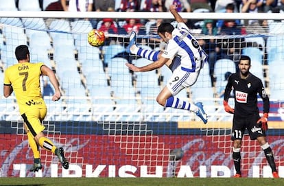 Agirretxe controla el balón ante Capa y Riesgo.