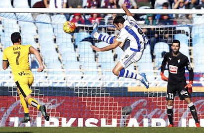 Agirretxe controla el bal&oacute;n ante Capa y Riesgo. 