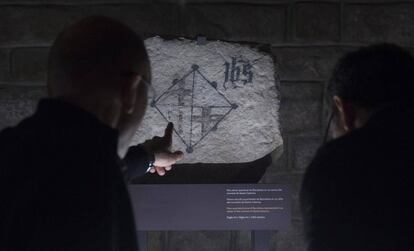 Uno de los primeros escudos de la ciudad, en la exposición del Muhba.