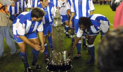 Jugadores del Deportivo con la Torre de Hércules del Teresa Herrera.