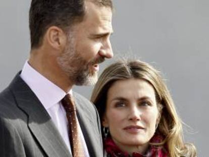 El príncipe Felipe de Borbón y la princesa Letizia, durante la despedida con honores que hoy se les ha brindado en el aeropuerto de Barajas, desde donde los Príncipes de Asturias viajan a la capital panameña para iniciar una visita oficial a Panamá y Ecuador.