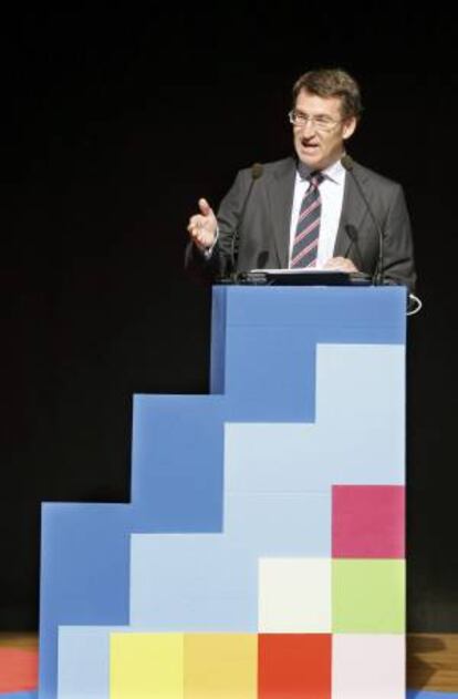 El presidente gallego, Alberto Núñez Feijóo, explica medidas tributarias de cara a los pequeños empresarios, en la jornada organizada por el Instituto Galego de Promoción Económica (Igape), con motivo del Día del Emprendedor, esta mañana en Santiago de Compostela.