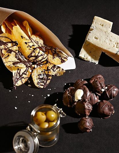 <p><b>Combinar</b> el chocolate con alimentos salados –especialmente el que contiene mayor porcentaje de cacao y tiene un sabor más amargo–, además de ser tendencia proporciona sabrosos resultados. El maíz tostado, las pipas de girasol peladas, las palomitas saladas e, incluso, el beicon, pasado por la plancha, toman una nueva dimensión con una fina capa de chocolate.</p> <p>Ingredientes: <em>100 gramos de aceitunas rellenas de anchoa, 125 gramos de patatas fritas de churrería sin sal, 250 gramos de chocolate con un 50% de cacao o fondant, 200 gramos de queso cabrales o gorgonzola, sal Maldon, curry en polvo.</em></p> <p>Preparación: <em>1. Hacer bolas de unos 15 gramos con el queso y enfriarlas en la nevera durante 10 minutos. 2. Colocar las patatas y aceitunas en diferentes platos. 3. Bañar las bolas de queso en el chocolate templado al baño María a unos 35 grados y esperar hasta que cuajen. 4. Presentar en un plato, con los bombones de queso, las olivas, y en otro, las patatas, a las que se les añadirá un chorrito del chocolate fundido. 5. Espolvorear curry y un poco de sal Maldon. 6. Se recomienda comer primero las patatas, después las aceitunas y, para terminar, el bombón.</em></p>