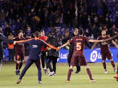 El Barcelona celebra el título en el campo de Riazor.
