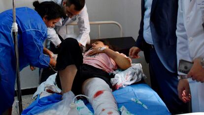 Un grupo de médicos atiende a una mujer herida en el ataque con drones en Homs (Siria), este jueves.