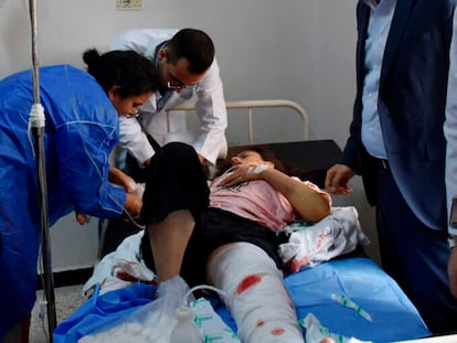 Un grupo de médicos atiende a una mujer herida en el ataque con drones en Homs (Siria), este jueves.