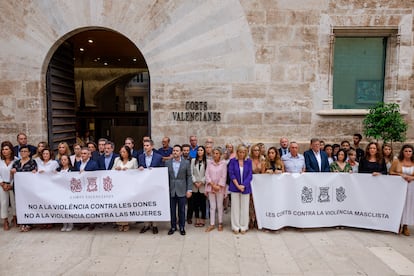 Las Cortes Valencianas han guardado tres minutos de silencio para condenar los últimos asesinatos machistas.En la imagen, a la izq, la presidenta Llanos Massó (Vox) junto a diputados del grupo popular, y a la dcha de la imagen, diputados del PSPV y Compromís con pancartas diferentes.