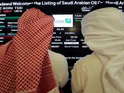 Dos inversores miran una pantalla en la Bolsa de Riad.