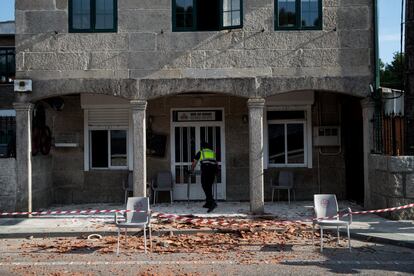 Emergencias Galicia ha activado además la Asistencia Recíproca Internacional en Emergencias con Portugal, limítrofe con el municipio de Tui. El Tedax (Técnicos Especialista en Desactivación de Artefactos Explosivos) de la Guardia Civil ha ordenado la retirada de medios mientras evalúan la situación ya que no se descartan posibles explosiones secundarias.