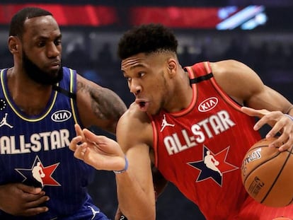 LeBron James se interpone en el camino de Antetokounmpo durante el All Star NBA 2020