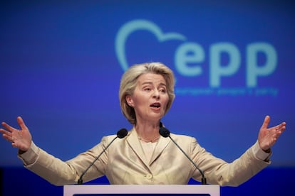 a presidenta de la Comisión Europea, Ursula von der Leyen, durante su intervención en el congreso en Bucarest (Rumanía), este jueves.