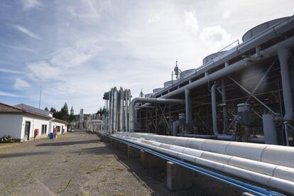 La presión del vapor del agua en el punto más profundo alcanza los 16 bares. Durante el trayecto hacia la superficie se somete a una despresurización para bajar hasta los seis bares.