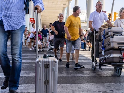 Turistas a su llegada al aeropuerto de Palma de Mallorca.