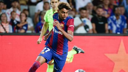 Yamine Lamal en un partido con el FC Barcelona.