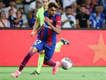 Yamine Lamal en un partido con el FC Barcelona.