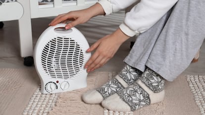 Artículo de EL PAÍS Escaparate que narra la selección de 12 calefactores eléctricos pequeños rebajados en Leroy Merlin