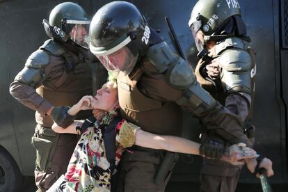 Un manifestante es detenido por miembros de las fuerzas de seguridad durante una protesta contra el Gobierno en Santiago de Chile.