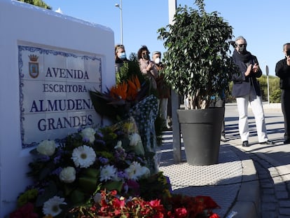 Homenaje en Rota (Cádiz) a la escritora Almudena Grandes, este domingo en la avenida que lleva su nombre.