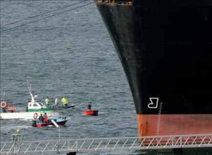 Varios mariscadores navegan con sus lanchas alrededor del gasero "Mourad Didouche", atracado esta tarde en la planta Reganosa, antes de ser alejados por la Guardia Civil, que impide a los manifestantes acercarse al barco, cargado con metano.