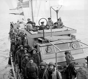 Miembros de la operación Biting en una de las lanchas que les rescató, camino de Gran Bretaña.