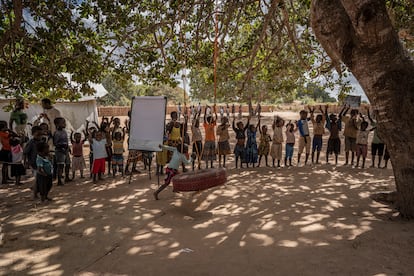 Además de juegos, en estos espacios seguros también realizan actividades formativas que asientan los contenidos que aprenden en la escuela. El acceso a la educación es un desafío en este contexto de desplazamiento y movilización de la población. Es por ello que organizaciones como Ayuda en Acción apoyan en la dotación de infraestructuras escolares o la formación del profesorado en nuevas metodologías de enseñanza. Ayuda en Acción también promueve la participación de las niñas en la educación formal, a través de actividades destinadas a padres, madres y equipos docentes, con el fin de contribuir a relaciones de género más justas y equitativas.