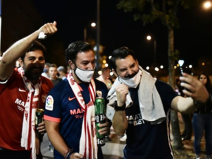 Tres aficionados del Sevilla se hacen un 'selfie' en las inmediaciones del Estadio Puskas Arena, en Budapest, antes de la final de la Supercopa de Europa entre el Bayern y el Sevilla.