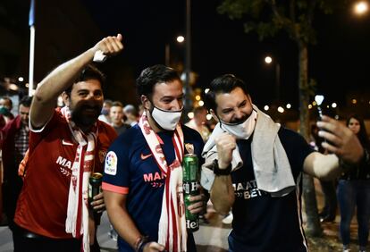 Tres aficionados del Sevilla se hacen un 'selfie' en las inmediaciones del Estadio Puskas Arena, en Budapest, antes de la final de la Supercopa de Europa entre el Bayern y el Sevilla.