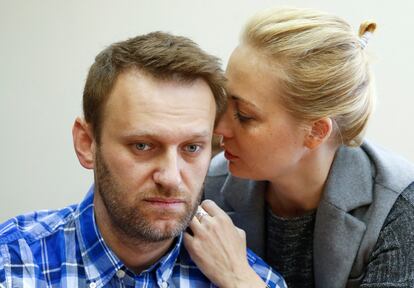 Alexéi Navalni junto a su esposa, Yulia, durante una audiencia en el Tribunal de Lublinsky en Moscú, el 23 de abril de 2015.