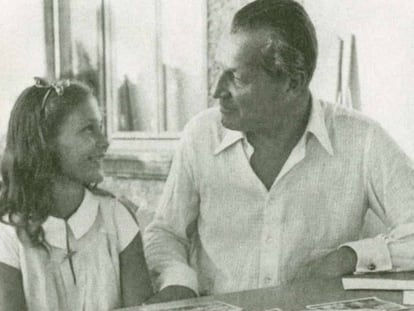 Angelika Schrobsdorff junto a su padre.