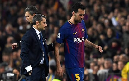 Sergio Busquets, junto a Valverde, tras su lesión frente al Chelsea.