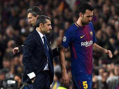 Sergio Busquets, junto a Valverde, tras su lesión frente al Chelsea.