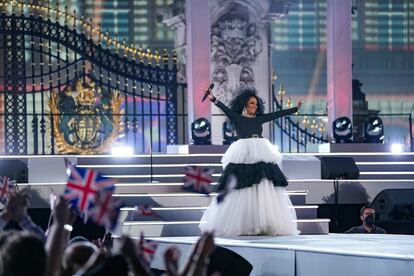 Diana Ross canta frente al palacio de Buckingham, en Londres.