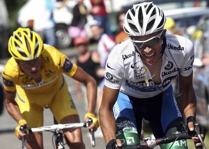 Rasmussen, de amarillo, y Contador, en la etapa de Loudenvielle del Tour de 2007.