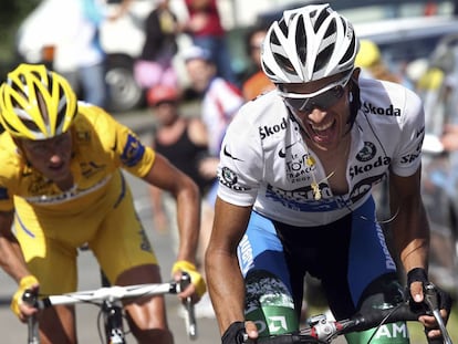 Rasmussen, de amarillo, y Contador, en la etapa de Loudenvielle del Tour de 2007.