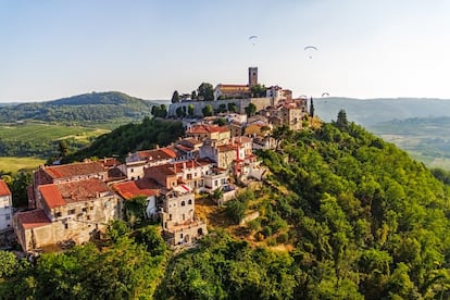 Esta <a href="https://elpais-com.zproxy.org/diario/2011/08/06/viajero/1312664890_850215.html" target="">península en forma de corazón</a> que comparten Italia, Eslovenia y, en su mayor parte, Croacia, vive su mejor momento. Comparada con la región de la Toscana por sus colinas cubiertas de viñedos y olivares, sus pueblos enriscados (en la foto, la villa de Motovun) e incluso una cocina de aires italianos, la magia estival de Istria está en el interior: villas medievales y valles fértiles que se pueden recorrer en soledad en pleno agosto. Ritmo lento y experiencias auténticas en granjas rurales o remotas tabernas rústicas donde disfrutar de los tesoros gastronómicos de la región: las trufas blancas y negras, uno de los mejores aceites de oliva del mundo y los pescados y mariscos frescos del Adriático, que llegan a puertos como Fazana, Novigrad y Rovinj. Y todo maridado con la producción de sus viñedos, acariciados por las brisas marinas y mimados por sus productores, muchos de los cuales han apostado por métodos de cultivo ecológicos.