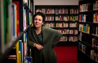 La escritora polaca Olga Tokarczuk posa tras una rueda de prensa el 10 de octubre de 2019 en Bielefeld, al oeste de Alemania.