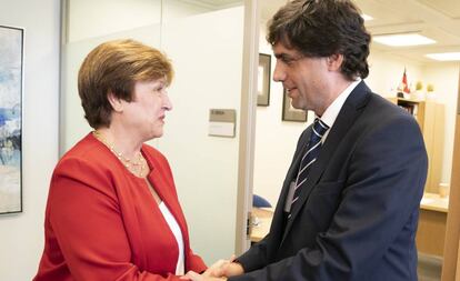 La directora designada del FMI, Kristalina Georgieva, el miércoles en Washington con el ministro de Economía de Argentina, Hernán Lacunza.