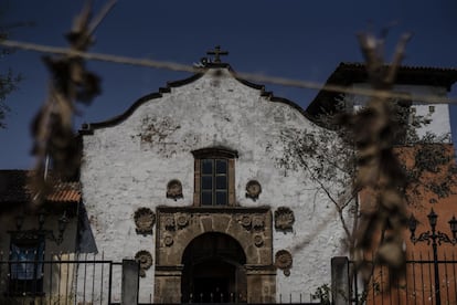 Los peque?os templos michoacanos, como este de Aranza, tienen una arquitectura similar y su paredes son de mampostera, un material frgil para las intervenciones actuales, que no permite una cubierta de mucho peso.