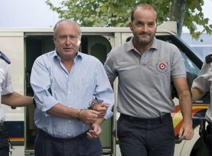 El director de la empresa Nimbus, Rafael Romero (izquierda) y el concejal del PP en Palma Rafel Durán, esposados al ir a declarar ante el juez en agosto por la supuesta trama de corrupción del Palma Arena.