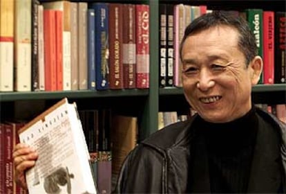 El premio Nobel chino Gao Xingjian, durante la presentación de su último libro en Sevilla, en enero de 2002.