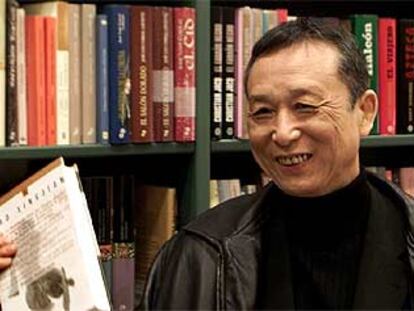 El premio Nobel chino Gao Xingjian, durante la presentación de su último libro en Sevilla, en enero de 2002.