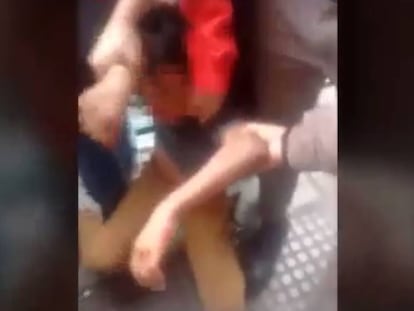Captura del vídeo donde se ve como los vecinos atacan a un menor de 13 años, acusado de robo.