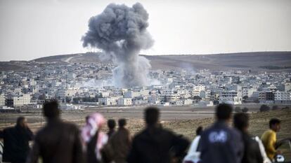 Imagen tomada desde la ciudad turca de Mursitpinar, en la que se observa una columna de humo elevándose sobre la ciudad siria de Kobane.