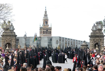 Procesión de la cofradía del barrio en el Puente de San Bernardo de Sevilla