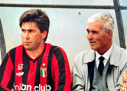 Ancelotti, junto a su padre Giuseppe, durante la época en la que era jugador del Milan.